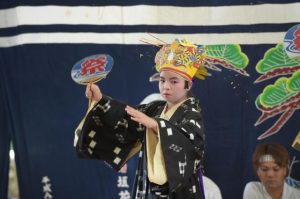 練習を重ねてきた女踊りを見事に披露した佐和田さん=22日、多良間仲筋