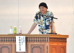 自身の体験談などについて語った千原せいじさん＝27日、宮古総合実業高校体育館