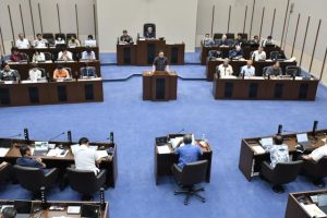 5氏が登壇し、久松農道の無許可工事などについて議論を交わした市議会9月定例会一般質問=22日、市議会議場