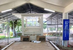 今年の「八月踊り」会場には、現代語訳の字幕スーパーを表示するために大型モニターが設置される(Nansei提供写真)