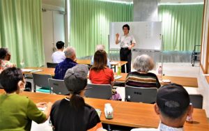 宮古方言について説明する川満さん（奥）＝２日、市未来創造センター調理棟和室