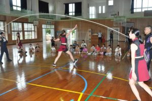 変則的な大縄跳びに子供たちは歓声を上げた＝29日、福嶺小