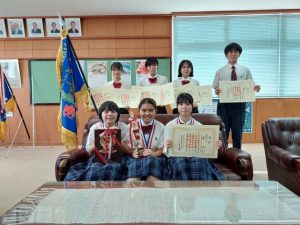 商業実務競技大会で好成績を残した生徒ら。前列中央が洲鎌さん＝29日、宮古総合実業高校