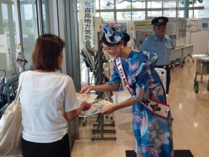 チラシを市民に配布して適正利用を呼び掛けた＝８日、市役所