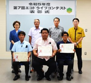 JAL CARGO DRIVERSの宮國さん(前列中央)と上位チーム代表者や関係者の皆さん=4日、市役所