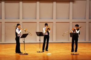 出場した生徒が演奏を披露した宮古地区管打楽器コンテスト＝21日、マティダ市民劇場