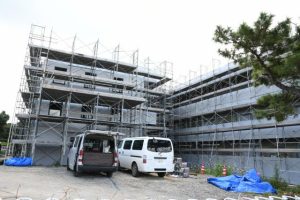 学生寮の建設も進められている=26日、旧城辺中学校周辺