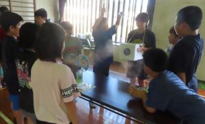 「お天気教室」で空気砲実験などを楽しむ児童たち＝９月26日、西辺小体育館（提供写真）