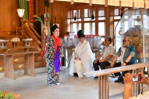 久田さんが「大世栄」の舞踊を奉納した＝26日、宮古神社
