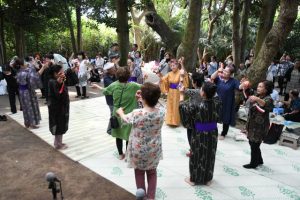 実り多い五穀豊穣を喜んで踊る参加者=17日、伊良部南区の長浜御嶽