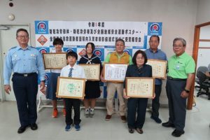 喜屋武署長（左）から伝達表彰などを受けた皆さん＝28日、宮古島警察署