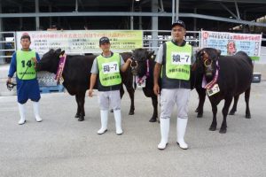 農林水産大臣賞に輝いた荷川取広明さん(右)と県知事賞の湧川農さん(左)ら=7日、糸満市