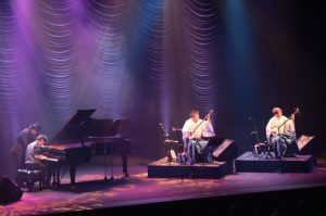 津軽三味線とピアノの音色が調和し聴衆を魅了したコンサート＝25日、マティダ市民劇場
