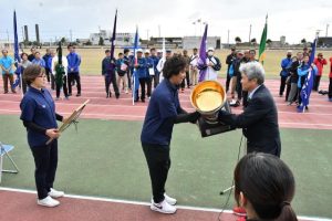 第75回県民体育大会閉会式で沖縄市が男女総合優勝の表彰を受けた＝26日、市陸上競技場