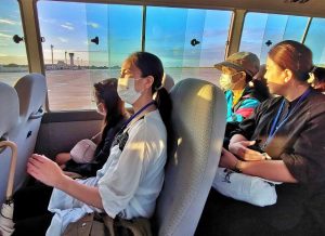 親子連れや島外からの参加者たちが早朝から３０００㍍の滑走路周辺をバスで一周し、広大な景色を楽しんだ＝11日、下地島空港