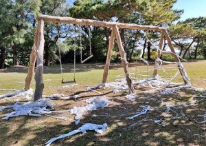遊具の周辺には大量のトイレットペーパーが巻かれて風に飛ばされていた＝4日、福里公園（市都市計画課提供）