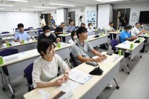 ジュゴンについて情報共有する関係者ら＝９日、市役所