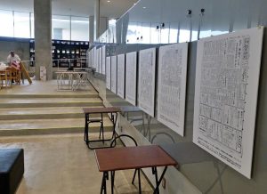 会場では準備も整い、島が歩んできた時代、社会を知ることができる古い紙面が数多く展示されている＝12日、市立図書館