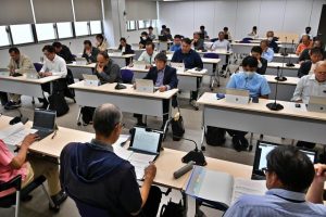 12月定例会に提案される議案の説明が行われた＝30日、市議会全員協議会室