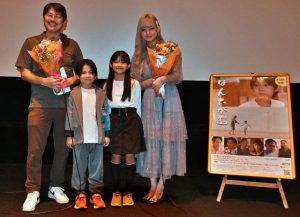 大橋監督と出演した宮里さんらが宮古島を舞台にした映画「ばんたが島」の魅力をアピールした舞台あいさつ＝２日、よしもと南の島パニパニシネマ