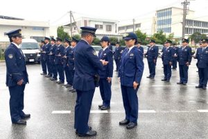 喜屋武署長が署員の服装や装備品などを点検した＝1日、宮古島署