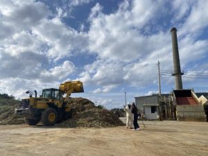 トラックに積まれたサトウキビが続々と搬入されていた=26日、宮古製糖伊良部工場