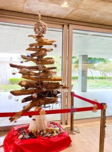 下地島空港で展示されている流木などで作製したクリスマスツリー（提供写真）