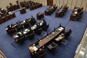 し尿処理施設整備工事のプラント電気請負契約は賛成多数で可決された＝19日、市議会議場