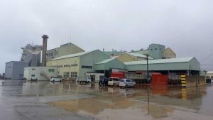 伊良部工場の原料の一部を処理することになった宮古製糖城辺工場。きょうから操業がスタートする=12日、城辺砂川