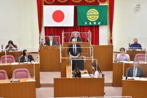 伊良皆光夫村長は体調不良のため、午後の一般質問を欠席した。