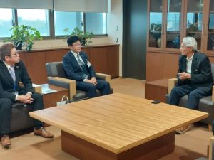 座喜味市長（右）に藤枝市への派遣を呼び掛ける大畑副市長（中）＝４日、市役所