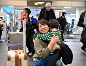 到着ロビーは、宮古島で年末年始を過ごす帰省客や観光客らでにぎわった＝28日、宮古空港