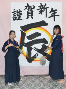 城東中学校2年の佐久田愛純（あすみ）さん（右）と1年の下地杏梨（あんり）さん