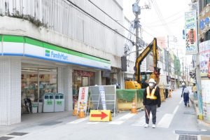 県道78号線（西里通り）公共下水道枝線工事の1工区工事がスタートした＝23日、西里通り