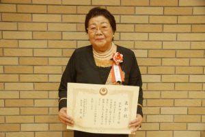 県社会教育功労者として表彰された佐和田さん＝26日、南風原町立中央公民館