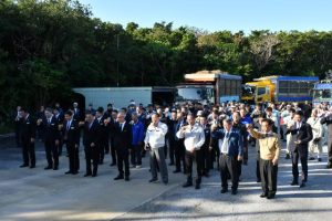 操業期間中の安全を祈願して関係者で乾杯した=6日、沖縄製糖宮古工場