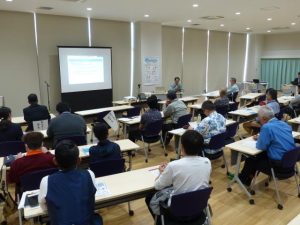 市内の企業などを対象に県主催で開催された、四つの企業認証制度等説明会＝31日、市保健センター