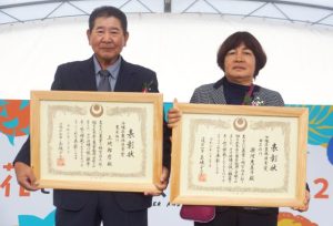 県農林漁業賞を受賞し、表彰状を授与された上地さん（左）と源河さん＝20日、那覇市の奥武山公園