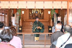 亀浜さんによる「とうがにあやぐ」が奉納された＝17日、宮古神社