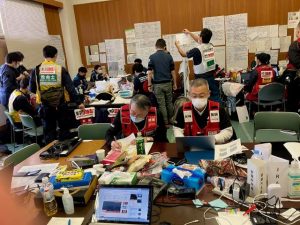 調整本部で活動する打出さん（手前右）＝能登半島中部の七尾市（提供写真・打出さん）