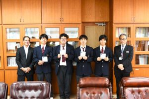 ４級海技士に合格した（右２人目から）奥平さん、上地さん、冝保さん、吉浜さん＝28日、宮総実高