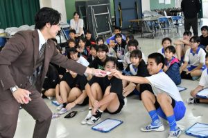 キャリア講話とともにマジックを披露する川田さん（左）＝28日、下地小学校多目的室