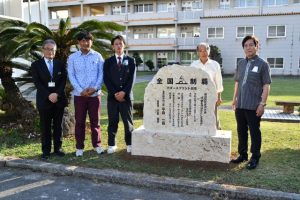 記念碑を除幕した関係者ら。左から３人目が平良さん＝29日、宮古総合実業高校