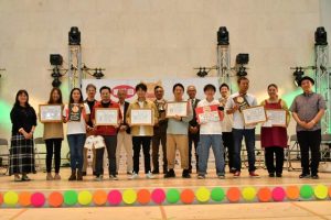 入賞の喜びを見せる受賞者の皆さん=17日、JTAドーム宮古島