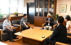 平井社長（左から２人目）と意見を交わす座喜味市長＝14日、市役所