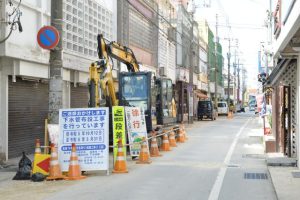 県道78号線（西里通り）公共下水道枝線工事の１工区工事が行われている＝23日、西里通り