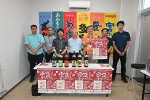 泡盛まつりをＰＲした各酒造所の担当者と実行委のメンバー＝20日、島の駅みやこ