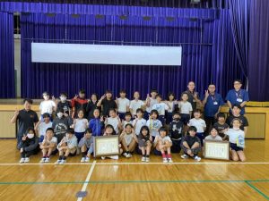 技術部門奨励賞を受賞した児童たち＝20日、伊良部島小中学校体育館