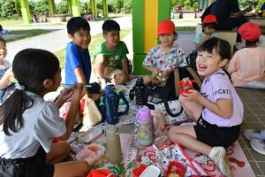 仲良しグループで弁当を食べる児童たち＝22日、パイナガマ海空すこやか公園