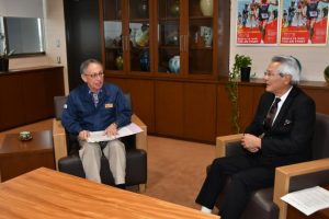 農林水産業などについて意見を交わす玉城知事(左)と座喜味市長=19日、市役所